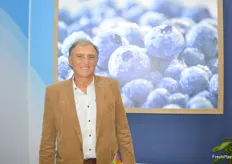 El propietario de Berries del Sol, de Argentina, que cultiva arándanos. En su stand el Dr. Ing. Alejandro Pannunzio.